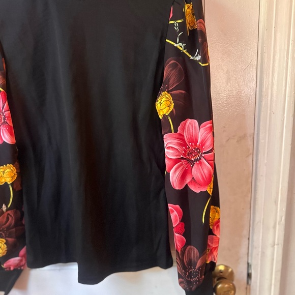 Floral Sleeve Black Top - Picture 2 of 4